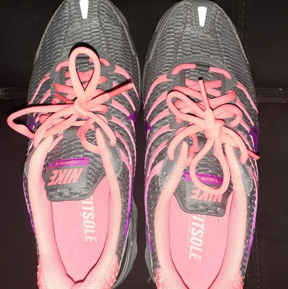 Nike - Picture 3 of 5